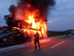 Požár polského kamionu s 8 auty na dálnici u Ostravy, hasiči byli rychlí Fotogalerie/Video