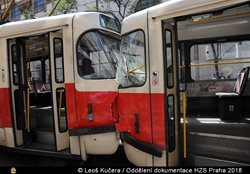 Při střetu dvou tramvají v Praze 2 hasiči pomohli s transportem dvou desítek zraněných osob do sanitních vozů.