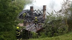 Vyšetřovatelé zjišťují příčinu vzniku požáru domu