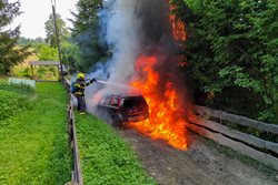V Návsí hořel osobní automobil