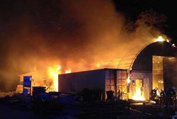 Noční požár výrobní haly v průmyslovém areálu v Olomouci.