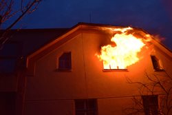 Hasiči zachránili ženu při požáru rodinného domu v Příbrami