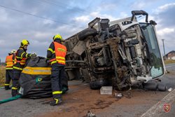 V Horním Žukově se převrátil nákladní automobil, řidič byl zraněn