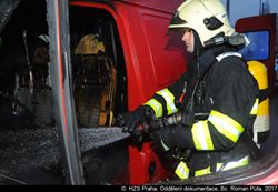 Dodávka hořela v Olšanské ulici, hasiči ochlazovali okolní automobily