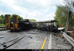 Požár autobusu a tahače naloženého tanky  likvidovalo pět jednotek hasičů VIDEO/FOTO