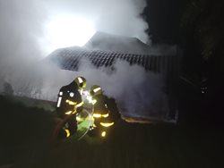 Noční požár zničil hospodářskou budovu v Malenovicích
