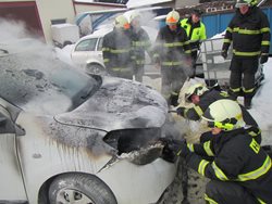Požár automobilu ve dvoře zemědělského družstva se snažily uhasit neznámé osoby 