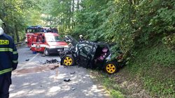 Při nehodě v zatáčkách v lese u Lanšperku se zranilo šest osob
