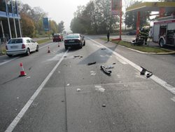 Srážka dvou osobních automobilů na silnici E50 si vyžádala jedno zranění.