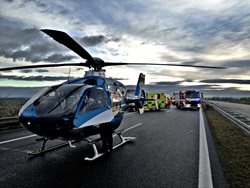 K vážné nehodě mikrobusu na karlovarské dálnici letěl vrtulník