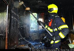 Při požáru rodinného domu v Praze zemřela starší žena, příčinou byla technická závada elektroinstalace