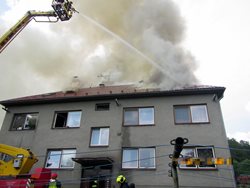 Dvě osoby zraněny při požáru bytového domu na Vsetínsku.