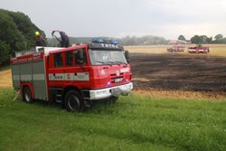 Požár strniště ve Vrbicích se obešel beze škod