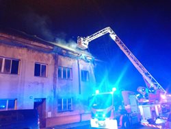 Noční požáry domu v Čakovicích a v Ústí nad Labem - Trmicích