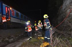 Noční cvičení prověřilo zásah záchranářů při velké železniční nehodě