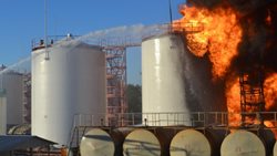 Hasiči zasahovali u rozsáhlého požáru skladu s ropnými produkty u Loukova na Kroměřížsku