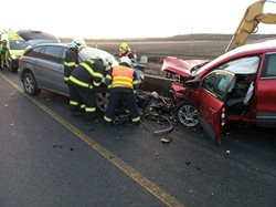 Dopravní nehoda dvou osobních aut a kamionu na D7