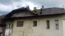 Blesk na Zlínsku udeřil do střechy domu a způsobil požár
