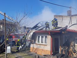 Požár zasáhl dva rodinné domy, vyhlášen byl druhý stupeň poplachu