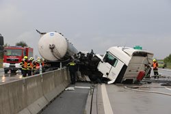 Dopravní nehoda s požárem nákladního  vozidla s cisternou  v úseku od Olomouce směr Ostrava VIDEO
