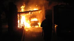 Na Kutnohorsku shořela dvě auta v přístřešku, dům hasiči uchránili