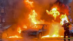 Ranní požár osobního automobilu v Ostravě poškodil i další vozy