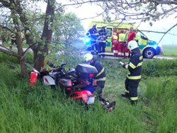 Náraz moto tříkolky do stromu se zraněním dvou osob
