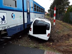 Dopravní nehoda osobního auta a vlaku na přejezdu Straškov