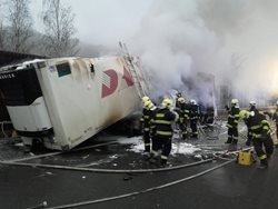 Požár návěsu na D5 způsobil milionovou škodu a uzavřel dálnici do Prahy