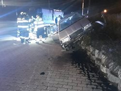 Náraz automobilu do zídky kruhového objezdu v Chomutově