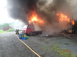 Požár dvou plechových garáží a tří vozidel ve Frýdku-Místku