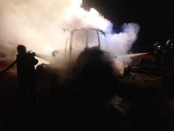 Noční požár traktoru u Bohušova