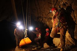 Hasiči nacvičovali v Netopýří jeskyni společný zásah se speleology
