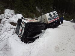 Převrácenou rolbu vyprošťovali hasiči v Peci pod Sněžkou