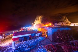 Požár haly v Sendražicích likvidovalo 11 jednotek hasičů