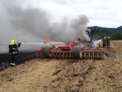 Požár traktoru na poli