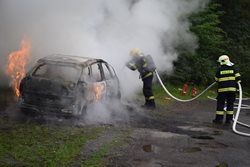 K požáru osobního auta na Příbramsku vyjely tři jednotky