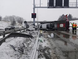 Na Pražském okruhu se převrátil kamion převážející osobní vozidla, nafta unikla z poškozené nádrže