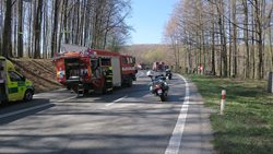 U Roučkovic narazil osobní vůz do stromu, nehoda si vyžádala zranění