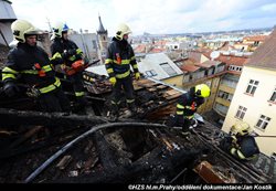 Požár digestoře se rozšířil na střechu obytného domu v Praze 2