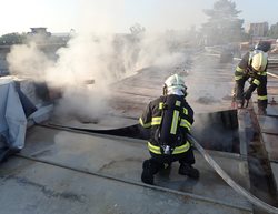Požár střechy skladu v průmyslovém areálu v Otrokovicích