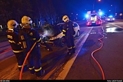 Požár osobního vozu v Ostravě - Hrabové se podařilo lokalizovat hasicím přístrojem z autobusu