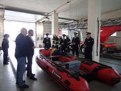 Profesionální hasiči z Dobříše dostali nový člun