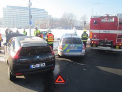 Nehoda dvou vozidel omezila provoz v centru krajského města