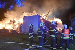 Požár zcela zničil seník v Loužku na Chebsku