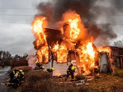 Požár chaty v plném rozsahu