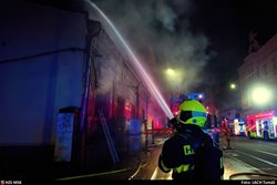 Požár bývalé prodejny v centru Ostravy se záchranou osoby