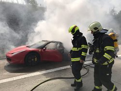 Požár zničil Ferrari na Pražském okruhu, škoda bude 6 milionů