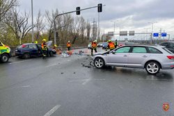 Při nehodě dvou osobních vozidel v Ostravě byli zraněni tři lidé