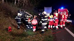 Tragická noční nehoda dvou osobních a dvou nákladních aut při které zemřeli řidiči osobních automobilů 
